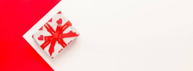 Kırmızı ve beyaz arkaplanda Sevgililer Günü hediyesi ve metin için boşluk