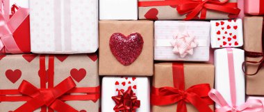 Sevgililer Günü için bir sürü hediye, üst manzara