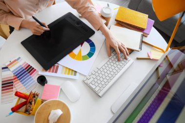Ofiste tabletle çalışan kadın grafik tasarımcısı, yakın plan