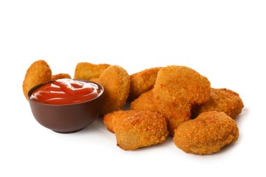 Ketçaplı kase ve beyaz arka planda lezzetli nuggetlar.