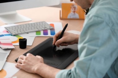 Ofiste grafik tablet kullanan erkek tasarımcı