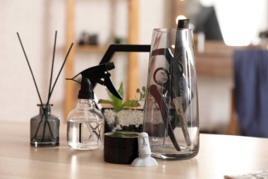 Güzellik salonundaki masasında farklı kuaför aletleri olan cam.