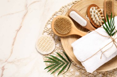 Farklı banyo malzemelerine ve arka planda palmiye yapraklarına sahip kompozisyon