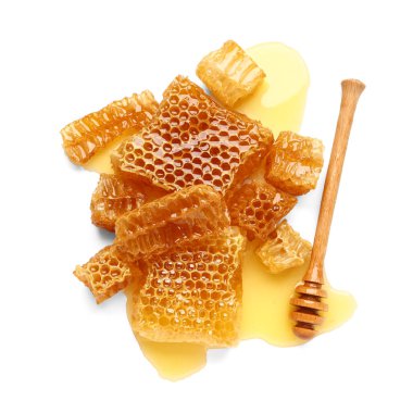 Beyaz arka planda tatlı bal petekleri ve dipper