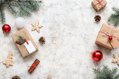 Topları olan Noel ağacı dalları ve beyaz arka planda hediye kutuları