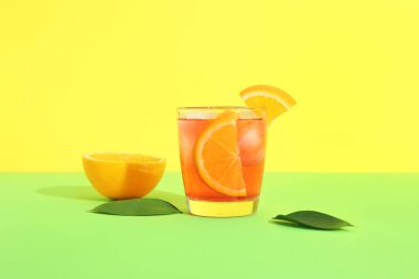 Renkli soğuk Negroni kokteyli.