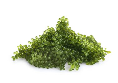 Beyaz arka planda bir yığın sağlıklı yosun.