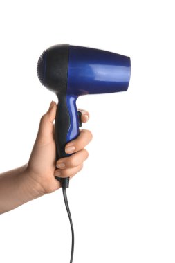 Beyaz arka planda saç kurutma makinesi olan bir kadın el.