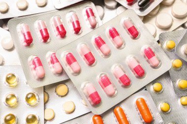 Arka plan olarak farklı haplar içeren kabarcık paketleri