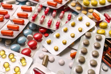 Arka plan olarak farklı haplar içeren kabarcık paketleri