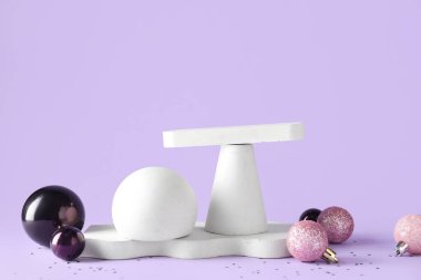 Dekoratif stantlar farklı Noel topları ve leylak arka planda konfeti