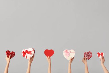 Arkaplanda hediye kutuları ve kalpleri olan kadınlar. Sevgililer Günü kutlaması