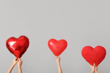 Kalpleri açık kadınlar. Sevgililer Günü kutlaması