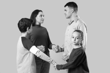 Aile arka planda birlikte dua ediyor.