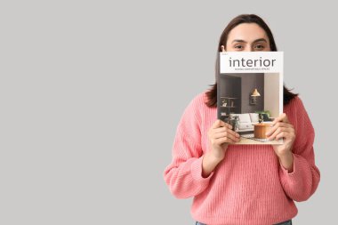 Açık arkaplan dergisi olan güzel bir kadın.