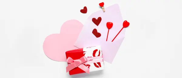 배경에 봉투와 발렌타인 — 스톡 사진