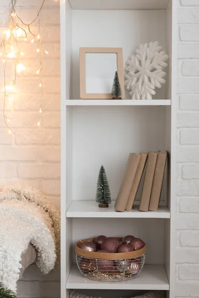 部屋のクリスマスの装飾 フレームおよび本が付いている棚付けの単位 — ストック写真