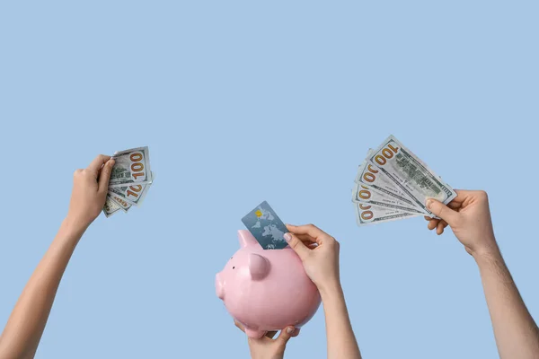 Manos Femeninas Con Alcancía Tarjeta Crédito Dinero Sobre Fondo Azul — Foto de Stock