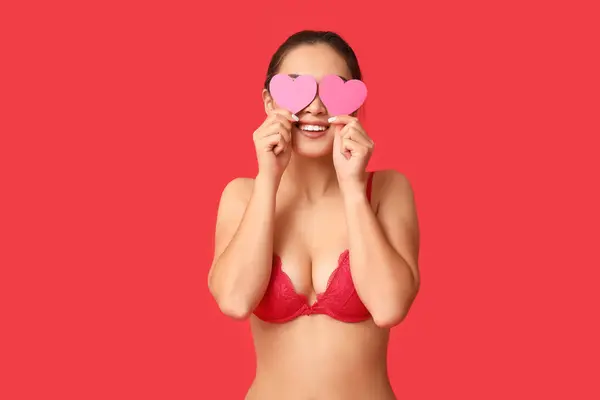 Kırmızı Arka Planda Kağıt Kalpli Seksi Çamaşırlı Güzel Genç Mutlu — Stok fotoğraf
