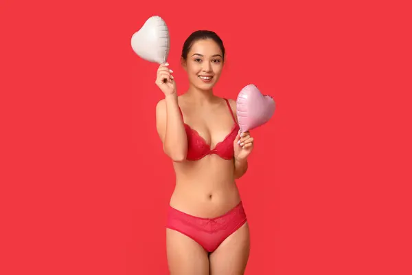 Kırmızı Arka Planda Kalp Şeklinde Balonları Olan Seksi Çamaşırlı Güzel — Stok fotoğraf