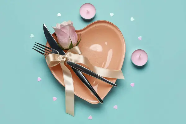 파란색 배경에 장미와 발렌타인 테이블 — 스톡 사진