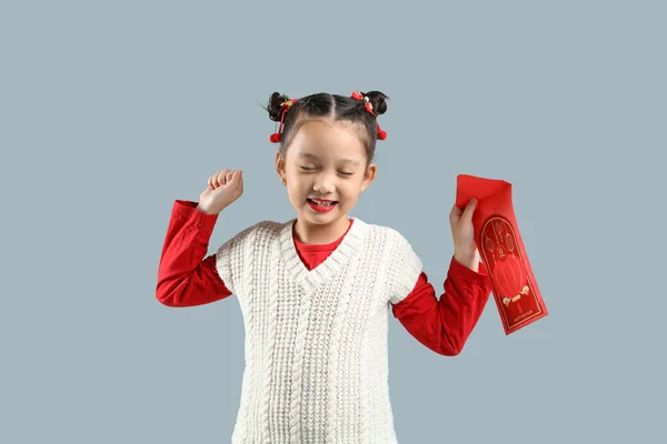 可爱的亚洲小女孩 有灰色背景的信封 农历新年庆祝活动 — 图库照片