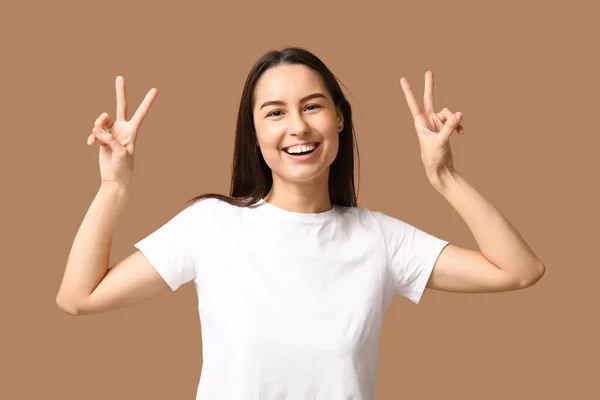 Beautiful Young Woman Showing Victory Gesture Beige Background — Stock Photo, Image