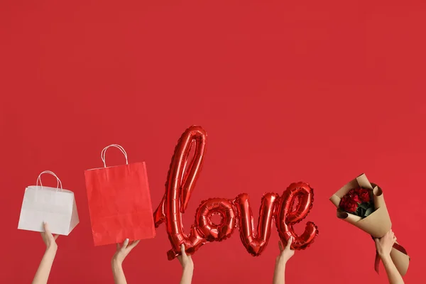 Жінки Сумками Покупок Слово Love Кульок Троянд Червоному Тлі Святкування — стокове фото