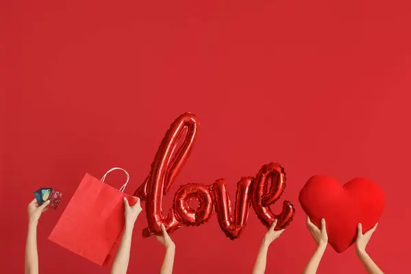 Жінки Кредитними Картками Сумка Покупок Серце Слово Love Червоному Тлі — стокове фото