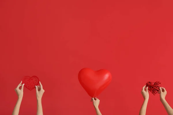 Femmes Avec Des Cœurs Ballon Sur Fond Rouge Fête Saint — Photo