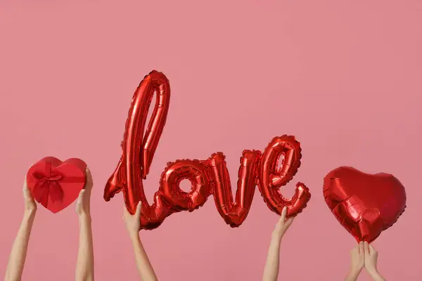 Aşk Sözcükleri Balondan Yapılmış Kadınlar Pembe Arka Planda Hediyeler Sevgililer — Stok fotoğraf