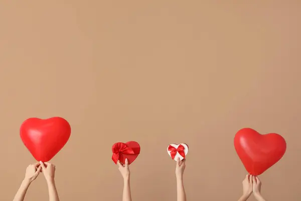 Femmes Avec Des Ballons Forme Coeur Des Cadeaux Sur Fond — Photo
