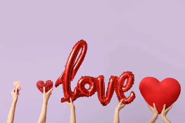 Жінки Кредитною Карткою Серцями Бузковому Тлі Святкування Дня Святого Валентина — стокове фото