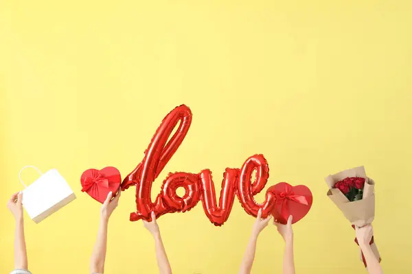 Жінки Торговою Сумкою Сердечками Словом Love Трояндами Жовтому Тлі Святкування — стокове фото