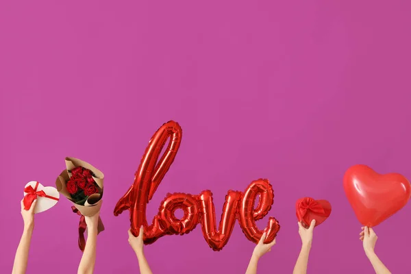 Жінки Трояндами Подарунками Словом Любов Повітряна Куля Фіолетовому Тлі Святкування — стокове фото