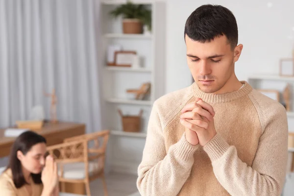 집에서 기도하는 젊은이 — 스톡 사진