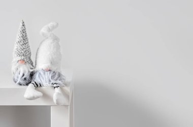 Oyuncak cüceler ışık duvarının yanındaki masada.