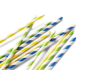 Beyaz arka planda farklı kağıt içme çubukları