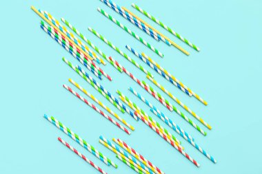 Mavi arka planda farklı kağıt içme pipetleri