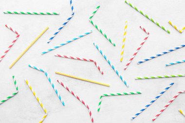 Beyaz arka planda farklı kağıt içme çubukları