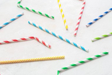Beyaz arka planda farklı kağıt içme çubukları