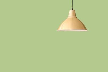 Yeşil duvarın yanında asılı lamba