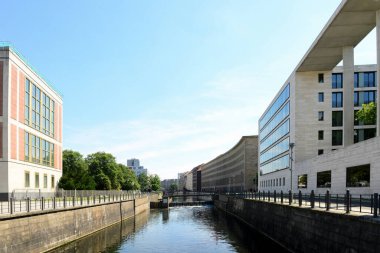 Berlin 'de modern binalar ve Spree nehri manzarası