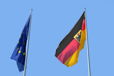 Avrupa Birliği ve Almanya mavi gökyüzü arkaplanında bayraklar, yakın plan