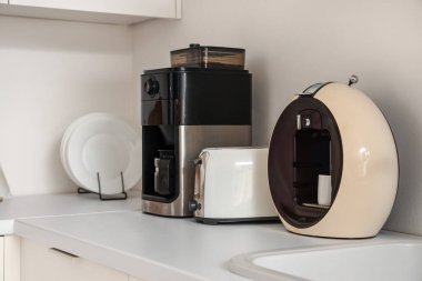 Mutfakta modern aletler olan beyaz tezgah.