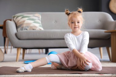 Evde jimnastik yapan tatlı küçük kız.