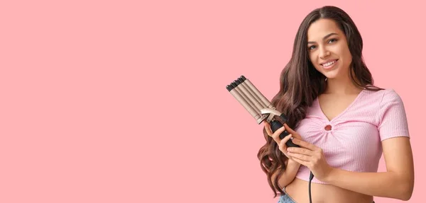 Beautiful Young Woman Curling Iron Pink Background Space Text — ストック写真