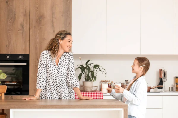 Mãe Feliz Com Sua Filha Bebendo Leite Cozinha — Fotografia de Stock