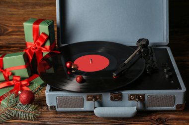 Vinil plaklı vinil turntable ve ahşap arka planda Noel süslemeleri