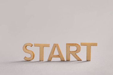 Gri arkaplanda Sözcük Başlat